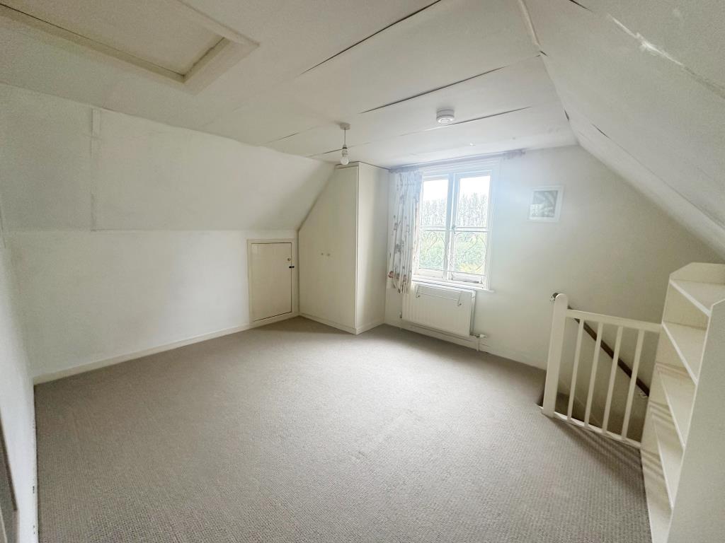 Lot: 70 - DETACHED HOUSE FOR REFURBISHMENT - Bedroom three